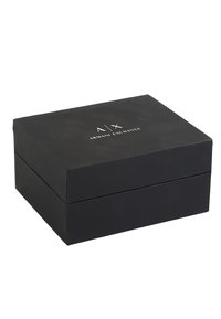 Svart pappeske med en glatt tekstur, med en hvit logo "A|X" og "ARMANI EXCHANGE" sentrert på toppen. Eskens lokk er hengslet.