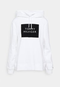 Felpa bianca in cotone con un quadrato nero frontale che presenta il testo "TOMMY HILFIGER." Coulisse sul cappuccio, polsini e orlo a coste.