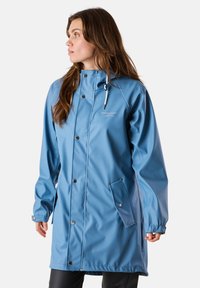 Impermeabile blu con cappuccio, bottoni a pressione e tasca laterale, caratterizzato da una texture liscia e lucida e da un design casual e dritto.