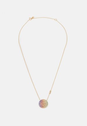 Collier délicat en chaîne d'or avec un pendentif rond serti de pierres précieuses multicolores, posé à plat sur un fond blanc.