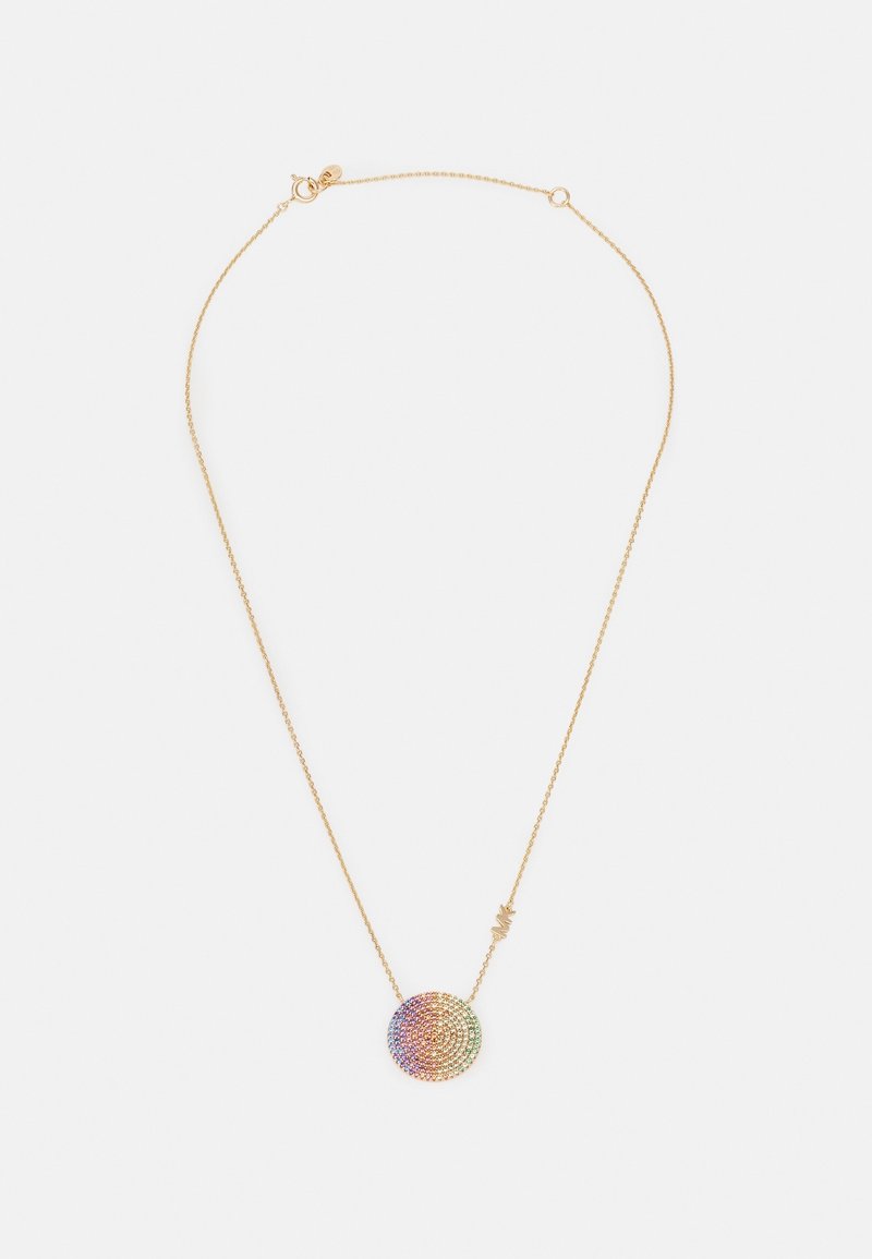 Collier délicat en chaîne d'or avec un pendentif rond serti de pierres précieuses multicolores, posé à plat sur un fond blanc.