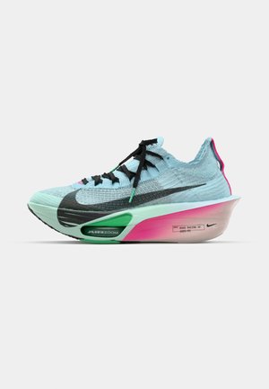 Chaussure de course Nike avec une tige en tricot bleu clair, des accents noirs, une semelle intermédiaire AIR ZOOM verte et une semelle extérieure en dégradé rose et blanc.
