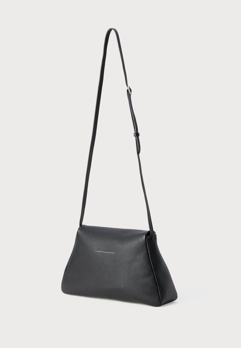 Zwarte leren schoudertas met een gestructureerd oppervlak, voorzien van een slanke verstelbare schouderriem en minimalistische zilveren stiksels op de voorflap.