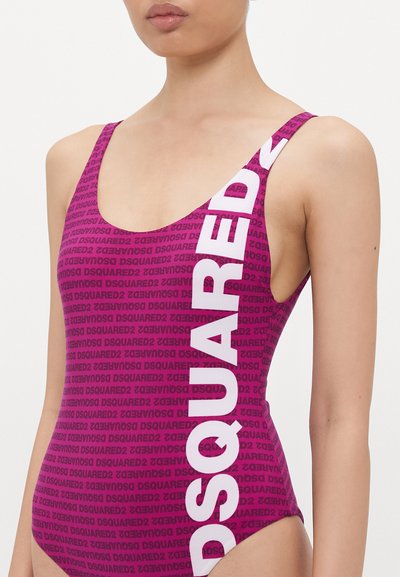 Maillot de bain une pièce en magenta vibrant, arborant un logo blanc contrastant de DSQUARED2, au design épuré et à la texture avec un motif de marque répétitif.