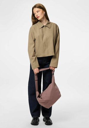Beige cropped jacket with a zip front and wide sleeves, paired with dark blue high-waisted jeans and a light pink shoulder bag.