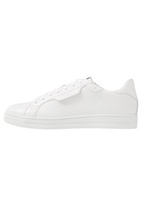 Zapatillas de cuero blancas con acabado texturizado, puntera redondeada, diseño de cordones plano y suela de goma blanca. Estilo minimalista sin adornos.