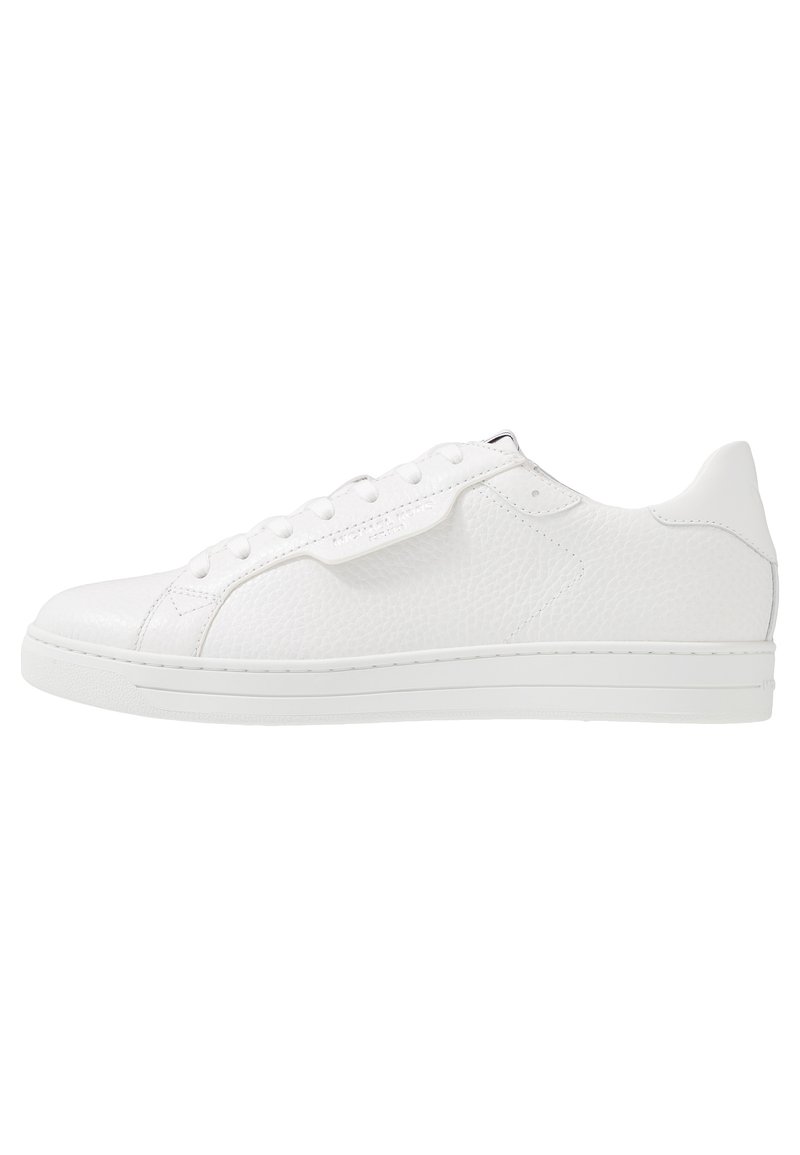 Zapatillas de cuero blancas con acabado texturizado, puntera redondeada, diseño de cordones plano y suela de goma blanca. Estilo minimalista sin adornos.
