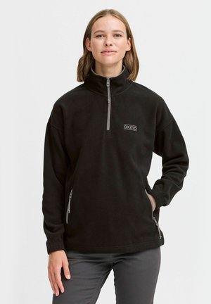 Crni flis pulover s visokim ovratnikom, polu-zip prednjim dijelom i bočnim džepovima. Ima elastične manžete i diskretni logo na prsima.