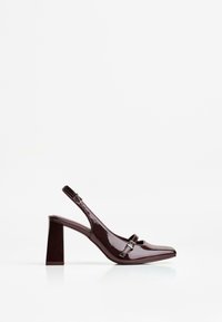 Kengät korkokengät slingback tumman viininpunaisesta patenttinnasta. Neliönmuotoinen varvas, lohkokorko, minimaalinen solkikohta, sileä pinta.