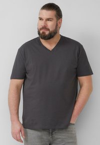 Grijze V-hals T-shirt gemaakt van zachte katoen, met korte mouwen en een relaxte pasvorm. Subtiele logodetail op de borst.