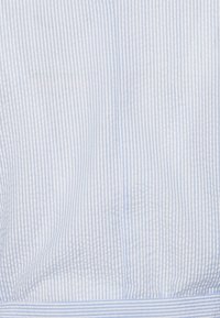 Tecido riscado em azul claro e branco com finas linhas verticais; textura suave; caimento fluido; padrão consistente em todo o tecido.