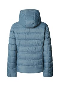 Blauwe gewatteerde pufferjack met capuchon, lange mouwen en horizontale stiksels, weergegeven vanaf de achterkant.