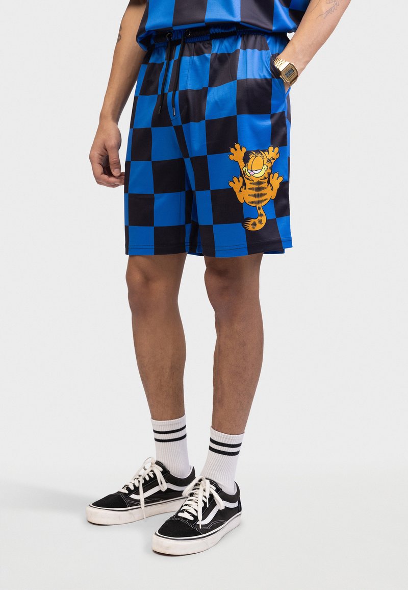 Blå og svart rutete shorts laget av lett materiale, med et livlig oransje Garfield-trykk på venstre ben.