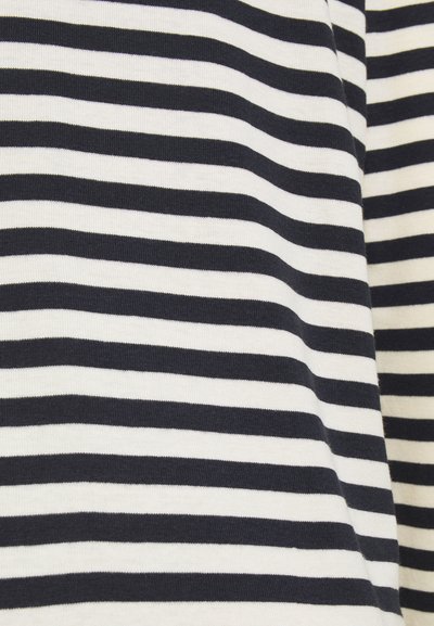 Haut en coton à manches courtes avec des rayures horizontales bleu marine et blanches. Le tissu est doux avec une texture lisse et un motif uniforme.