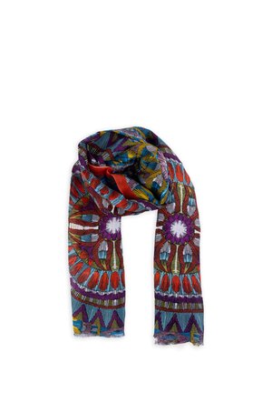 Kolorowy szalik z misternymi kwiatowymi i geometrycznymi wzorami w kolorach czerwonym, niebieskim, żółtym, fioletowym i białym, złożony z widocznymi frędzlami na brzegach.
