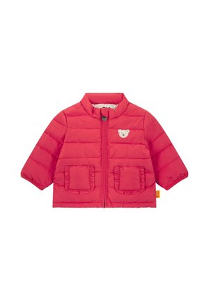 Rote gepolsterte Jacke mit runder Kragen, Reißverschluss, Fronttaschen und einem Bärenaufnäher auf der Brust. Hat geraffte Taschenkanten.