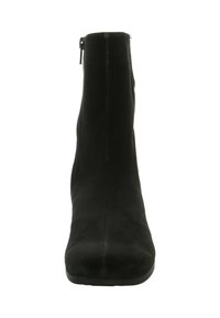 Schwarze Wildleder-Ankle Boots mit glatter Oberfläche, seitlichem Reißverschluss, spitzem Zehenbereich und minimalistischem Design, die eine enganliegende Silhouette bieten.