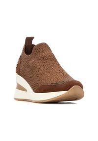 Zapatilla slip-on marrón con parte superior de punto texturizado, detalles de ante, diseño de suela cuña y lengüeta reforzada en el talón para facilitar su uso.