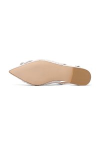 Scarpa bianca con tacco alto, punta affusolata, dettagli in pizzo e suola beige liscia. Il tacco ha un design snello con una presa testurizzata.
