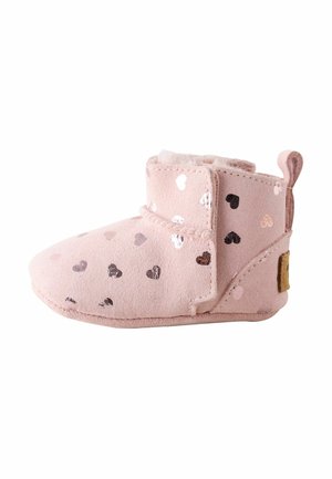 Chausson pour bébé rose pâle avec motifs de cœurs métalliques, doublure duveteuse et languette arrière pour un enfilage facile.
