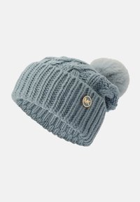 Berretto lavorato a maglia di colore blu chiaro con texture a coste, dotato di un pompon soffice sulla parte superiore e un accento con logo in oro a rilievo.
