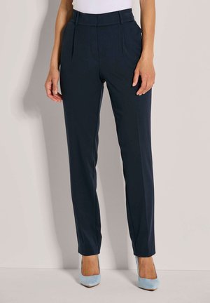 Marineblauwe op maat gemaakte broek met een vlakke voorkant, plooien en zijzakken. Gemaakt van een lichte stof en heeft een slanke pasvorm.