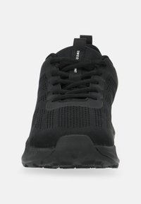 Mustat urheilukengät, joissa on verkko- ja kiinteitä paneeleja, pyöreä kärki, nauhat ja kuvioitu pohja, joka on suunniteltu pitävyyttä ja kestävyyttä varten.