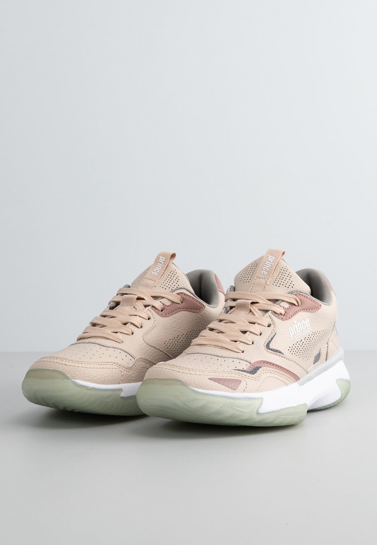 Zapatillas deportivas beige con acentos rosas, parte superior de cuero perforado, logo blanco y suela de goma translucida. Diseño grueso y cierre de cordones.