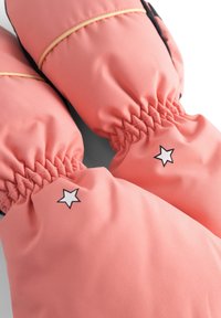 Koraalroze wanten met elastische manchet, voorzien van zwarte accenten en kleine witte sterprinten. Gemaakt van een gladde, getextureerde stof.