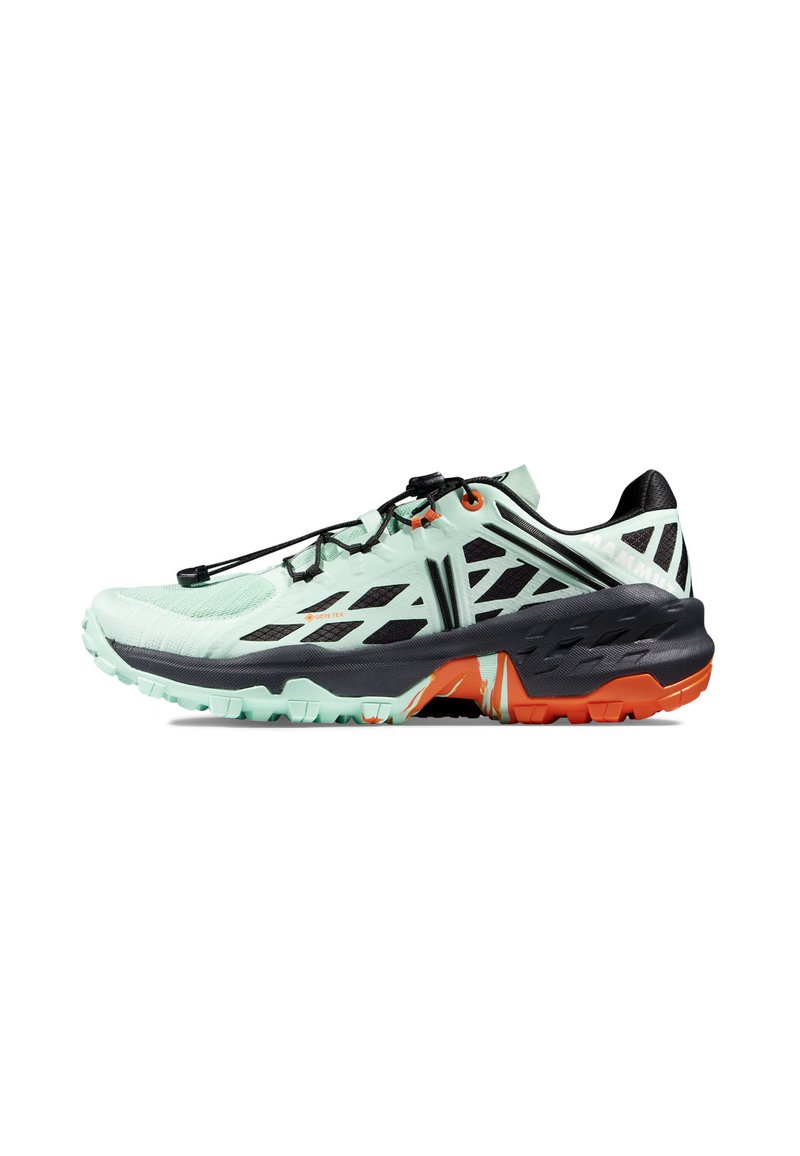 Scarpe da trail running di colore verde menta con accenti neri e arancioni. Presentano una tomaia testurizzata, lacci elastici e una suola robusta per una migliore trazione.
