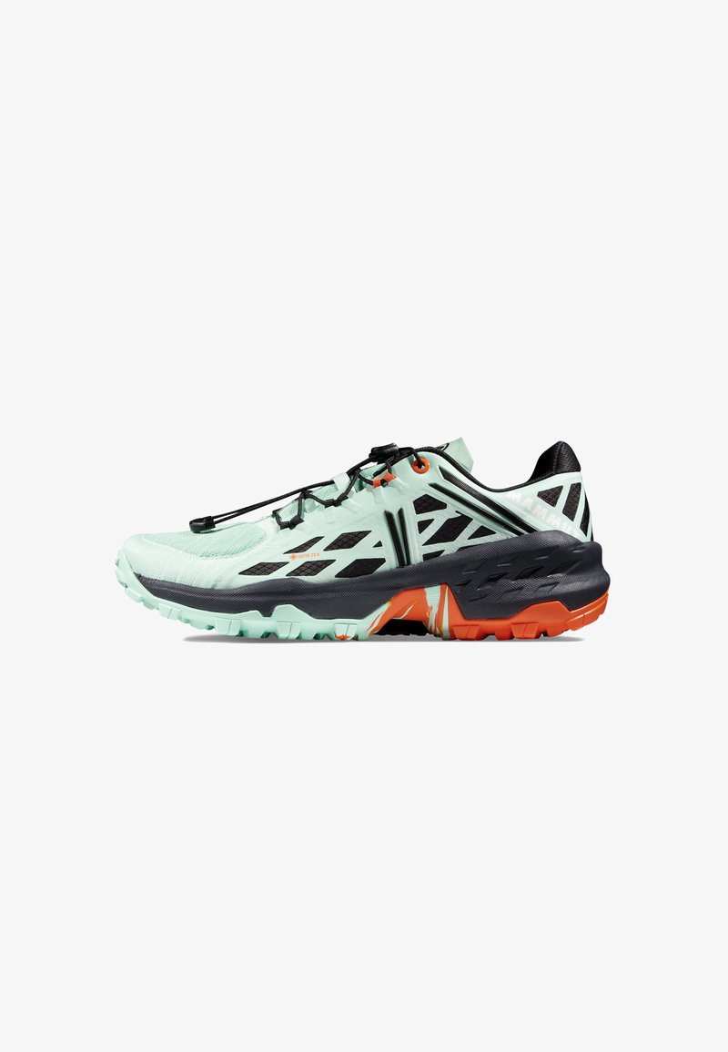 Scarpe da trail running di colore verde menta con accenti neri e arancioni. Presentano una tomaia testurizzata, lacci elastici e una suola robusta per una migliore trazione.