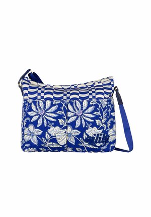 Sac à épaule bleu et blanc à motif floral avec bord supérieur rayé et sangle bleue réglable, matière en tissu, forme rectangulaire.