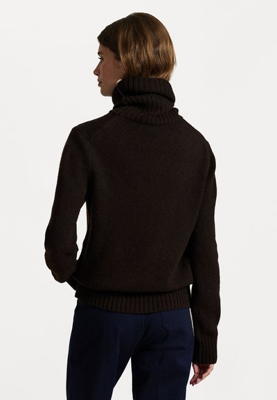 Pruun kudum särk kõrge ribaga turtleneck'i ja ribaga äärisega. Omab lõdva istuvusega lõiget ja pikki varrukasid, vaadet tagant.
