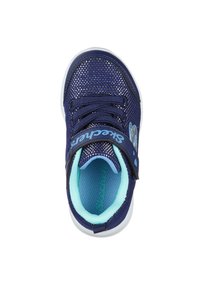 Zapatilla de malla de color navy con acentos azules, correa de Velcro, cuello acolchado y suela ligera. El interior presenta un forro de confort en azul claro.