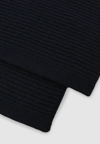 Bufanda de punto en color marino con un patrón de canalé texturizado, confeccionada con hilo suave y con bordes acanalados para un mayor detalle y durabilidad.