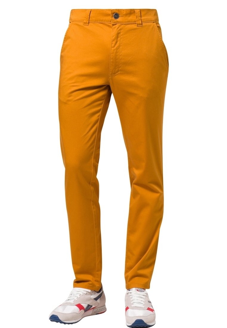 Slim-fit broek in levendige oranje stof, voorzien van een knoop- en ritssluiting aan de voorkant, zijzakken en een strak, glad oppervlak.
