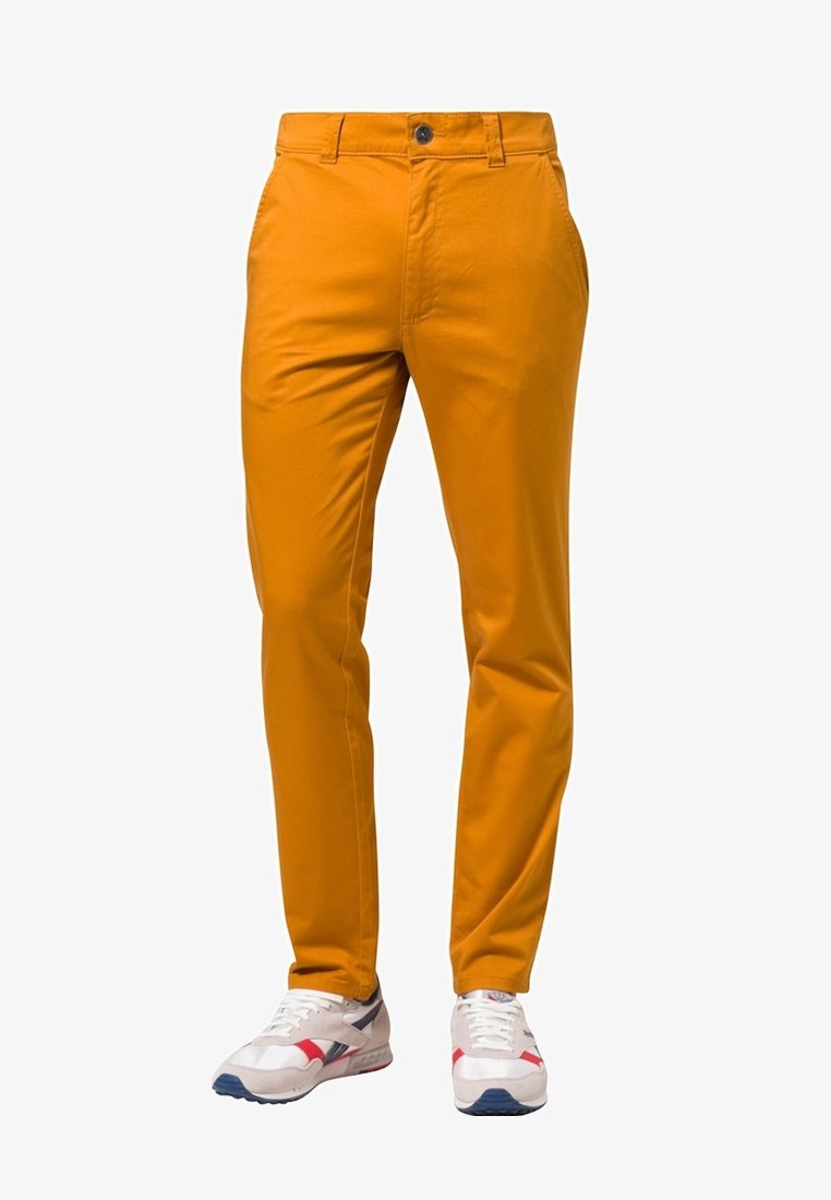 Slim-fit broek in levendige oranje stof, voorzien van een knoop- en ritssluiting aan de voorkant, zijzakken en een strak, glad oppervlak.