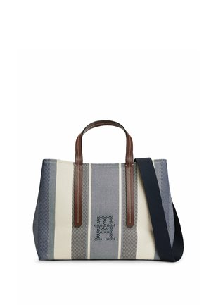 Sac cabas en tissu rayé vertical bleu marine et crème, avec poignées en cuir marron et bandoulière large amovible bleu marine.