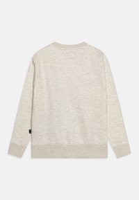 Sudadera gris claro con una tela suave y texturizada, que presenta mangas largas, un cuello redondo y un dobladillo y puños de canalé.