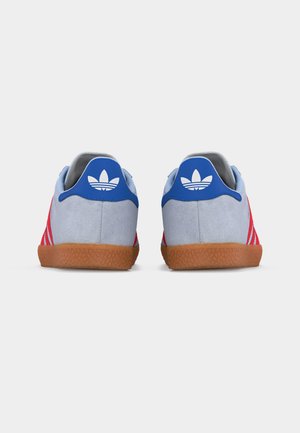 adidas Gazelle Crystal Sky Lucid Red Blue Bird (GS) — foto 4