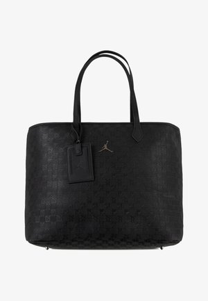 Saco de tote preto com um padrão xadrez texturizado, apresentando duas alças, uma etiqueta de bagagem retangular e um emblema proeminente do logotipo preto da Jordan.