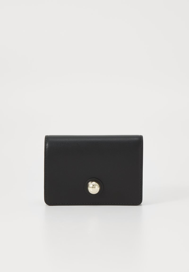Portafoglio in pelle nera con una texture liscia, forma rettangolare e una chiusura a bottone dorata prominente nella parte anteriore. Design minimalista.
