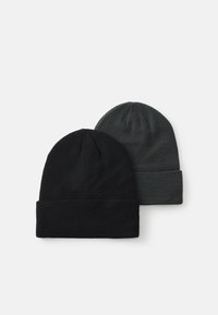 Dos gorros de punto, uno negro y uno gris oscuro, con un puño enrollado y una textura suave. Ambos tienen una parte superior redondeada.