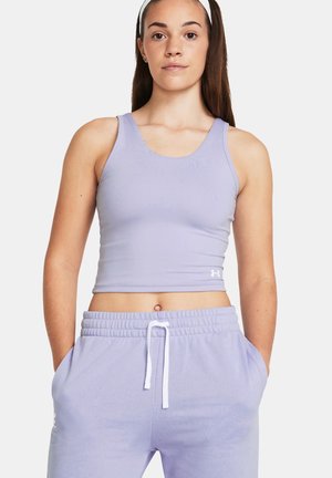 Canotta sportiva di un leggero viola e pantaloni joggers coordinati. La canotta ha un design aderente, spalline larghe e un logo discreto sull'orlo. Tessuto morbido.