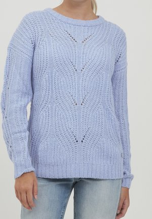 Světle modrý pletený svetr s texturovaným vzorem a otevřenými detaily, s žebrovanými manžetami a kulatým výstřihem.