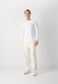 Tommy Hilfiger STACK TEE - Maglietta a manica lunga - white