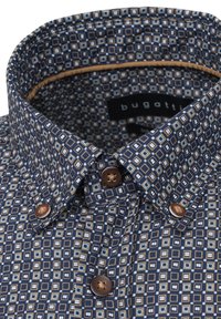 Hemd mit Marine-Muster, das ein geometrisches Design aus Quadraten und Rechtecken aufweist, braune Knöpfe und einen strukturierten Kragen mit einem Etikett.