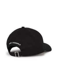 Svart bomullsbasketcap med buet skjerm, justerbar stropp og hvit brodert tekst "KARL LAGERFELD" bak.