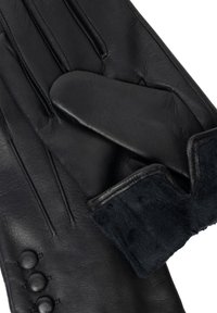 Guantes de cuero negro con un suave forro de piel oscura, que presentan tres botones decorativos y costuras verticales en la parte posterior para un detalle adicional.