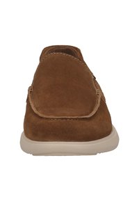 Braune Wildleder-Slipper mit runder Zehenform, leichter Gummisohle und sichtbaren Nähten an den Rändern. Einfache Gestaltung, ohne Verzierungen.